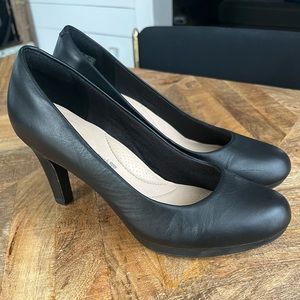 Clarks black pumps